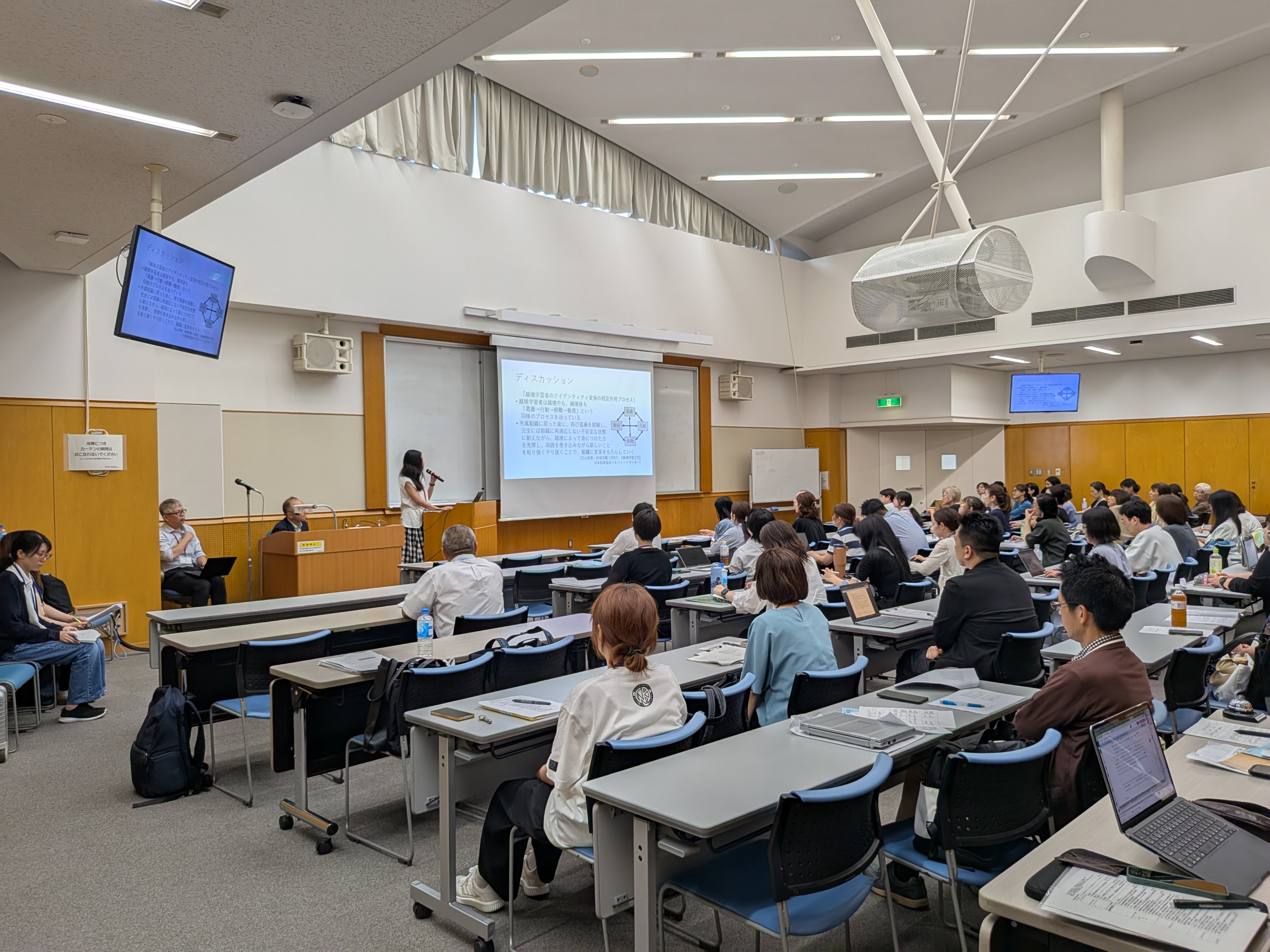 日本語学校教育研究大会での発表の様子
